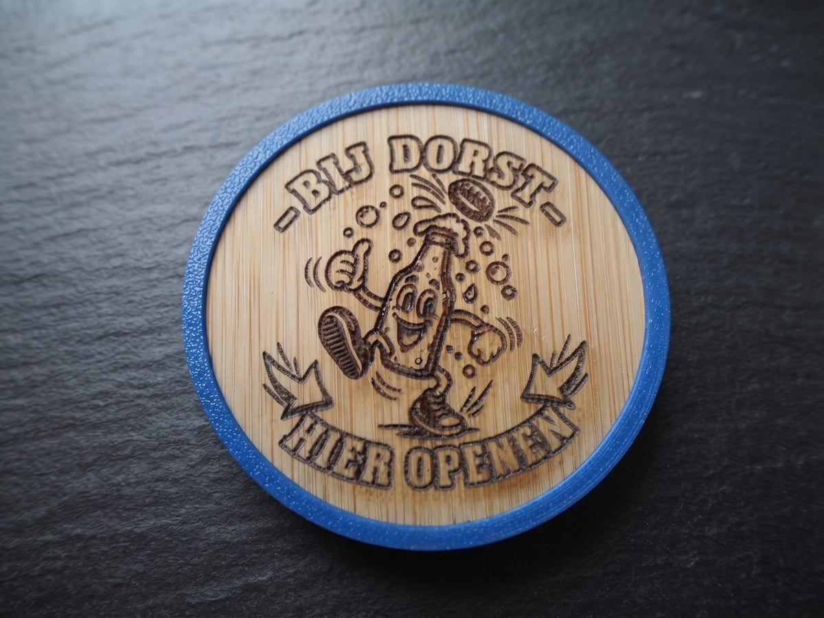 A round wooden coaster with a blue outer rim, featuring a laser-engraved cartoon beer bottle character and the Dutch text '-BIJ DORST- HIER OPENEN' on a dark slate background.